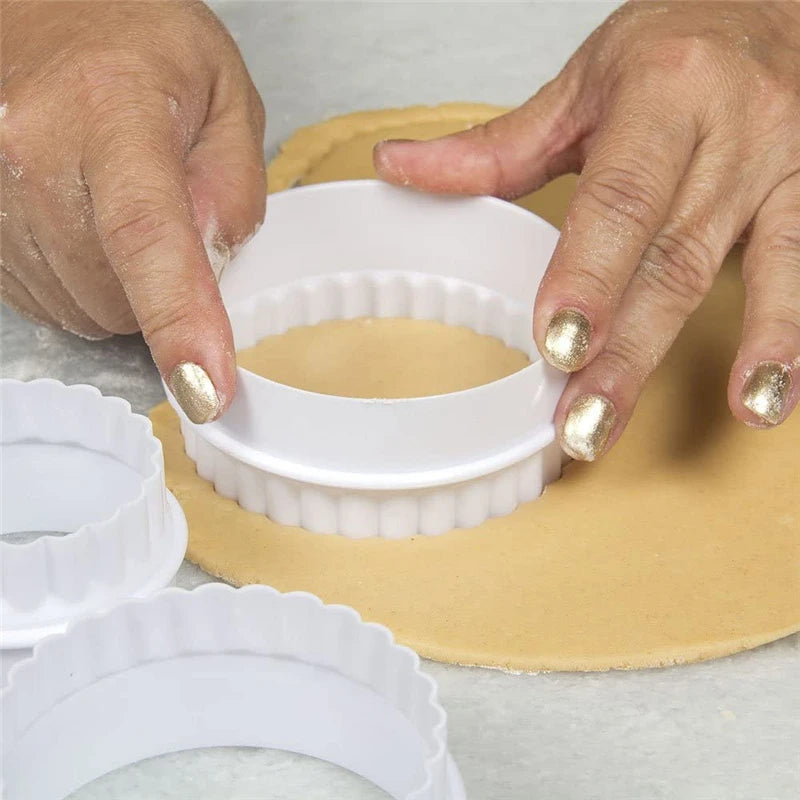 Round Plastic Scalloped Fluted Cookie Pastry Biscuit Cutter Cake Decor Round Bread Cake Slicer Cutter Mold Cake Tools